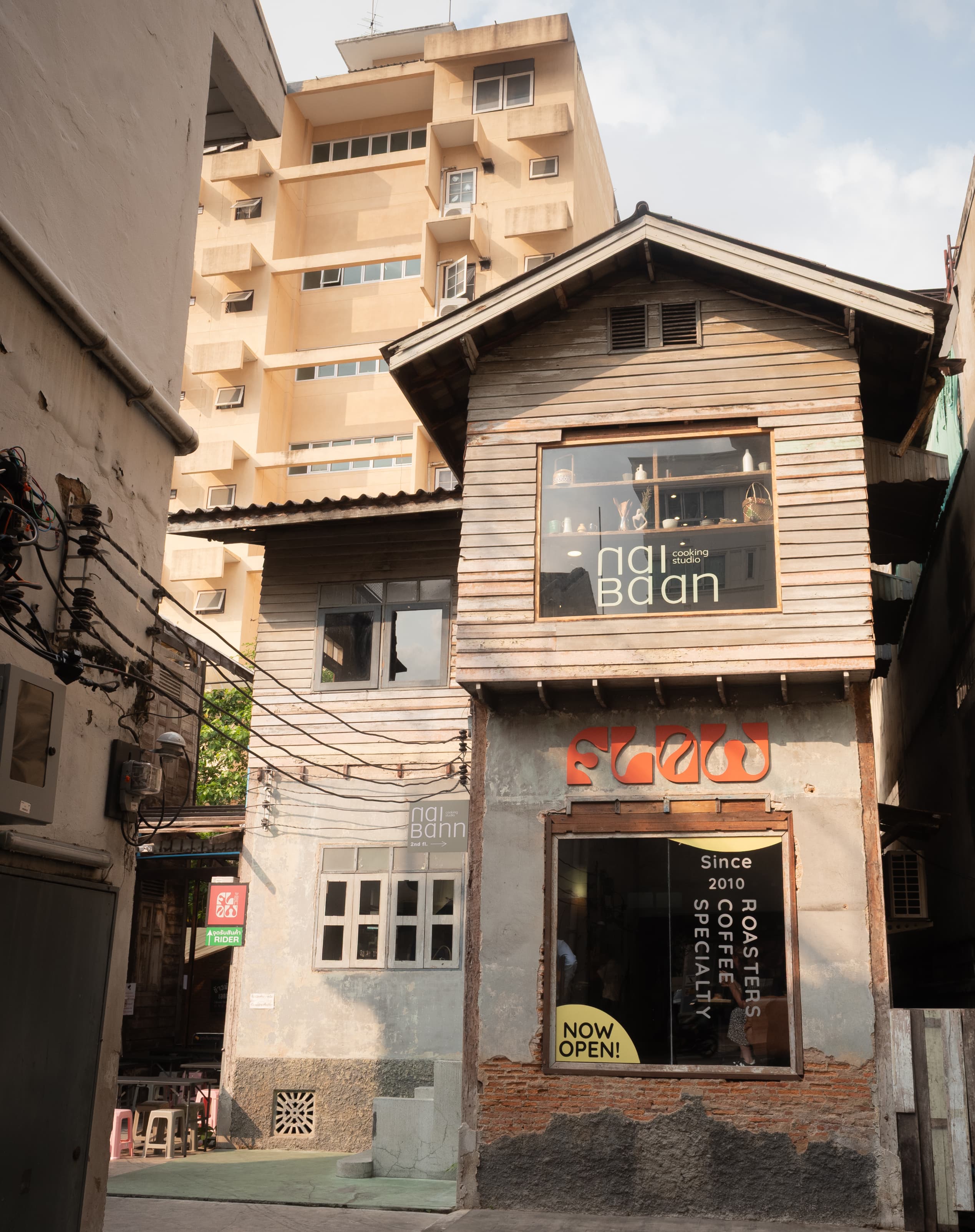 Two people cooking together at Nai Baan Studio